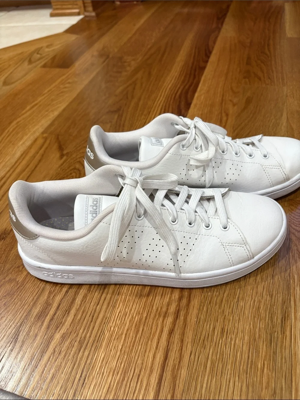 adidas women’s advantage 2.0 lace up White Sneakers cloud foam comfort 10
